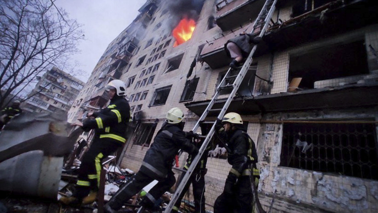 Photos: Russian attack on Kyiv apartment building kills 1, officials say