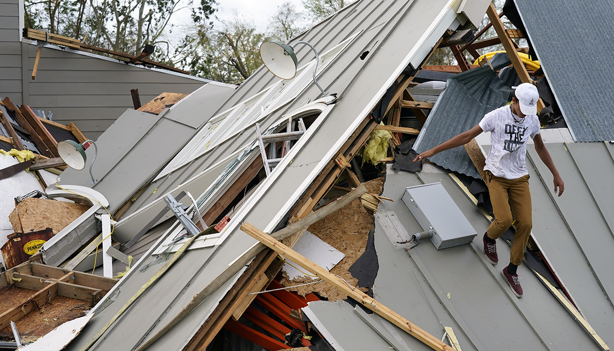 Ida damages buildings, floods roads on Gulf Coast