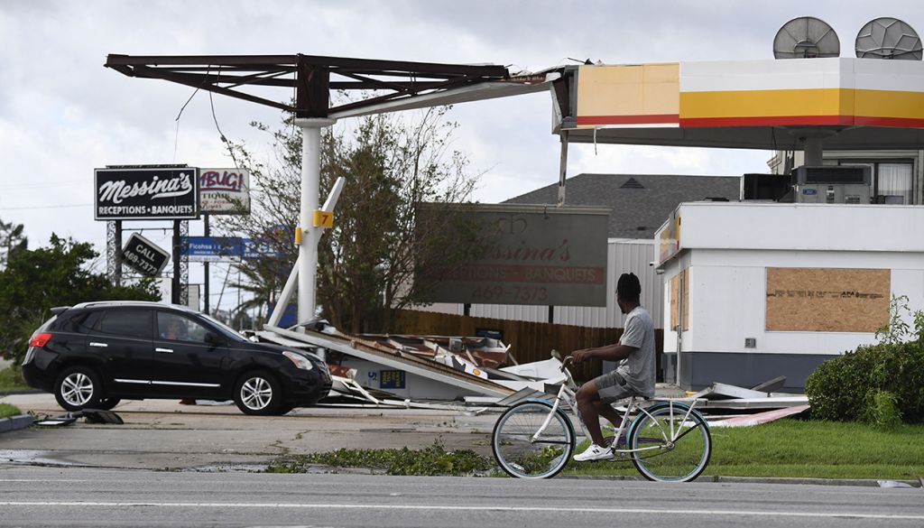 Ida damages buildings, floods roads on Gulf Coast
