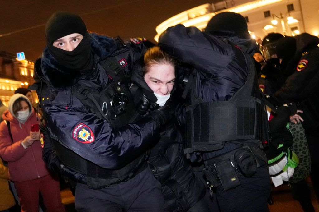 Photos: Hundreds arrested as Russians protest Ukraine attack