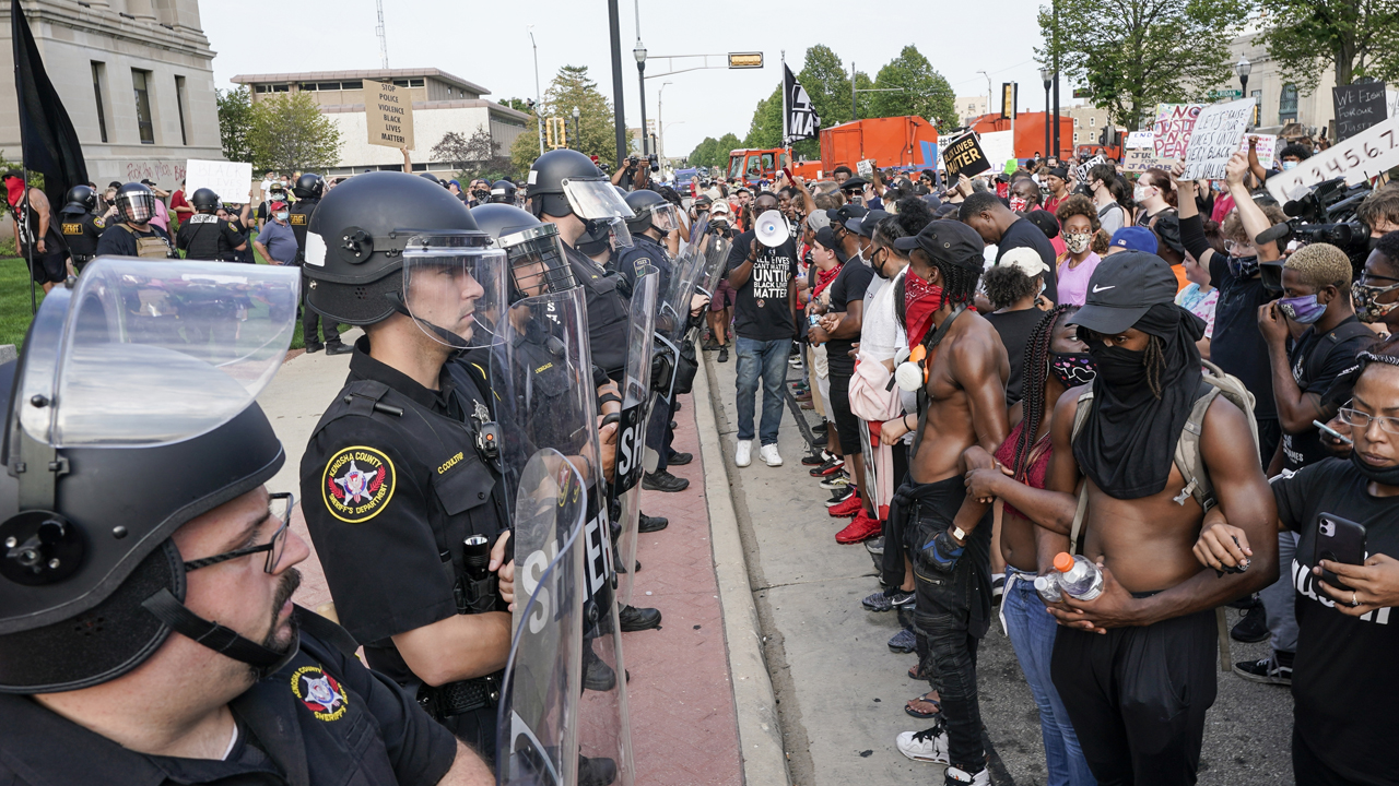 Portesters, police clash in Kenosha, Wisconsin