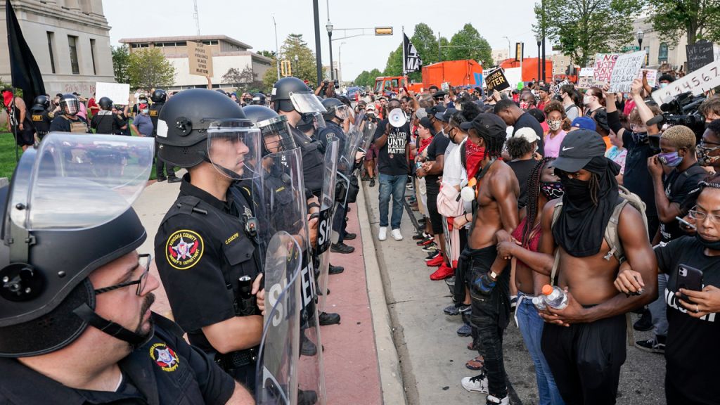 Portesters, police clash in Kenosha, Wisconsin