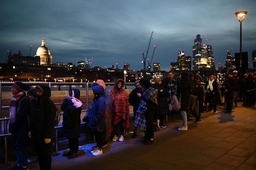 Mourners flock to pay respects to Queen Elizabeth II