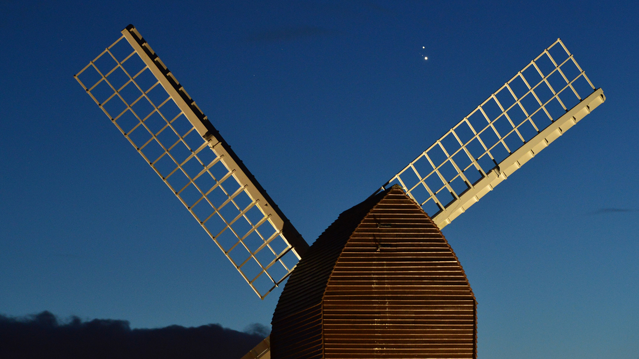 Photos: 'Christmas star' appears to shine in night sky as Saturn, Jupiter converge