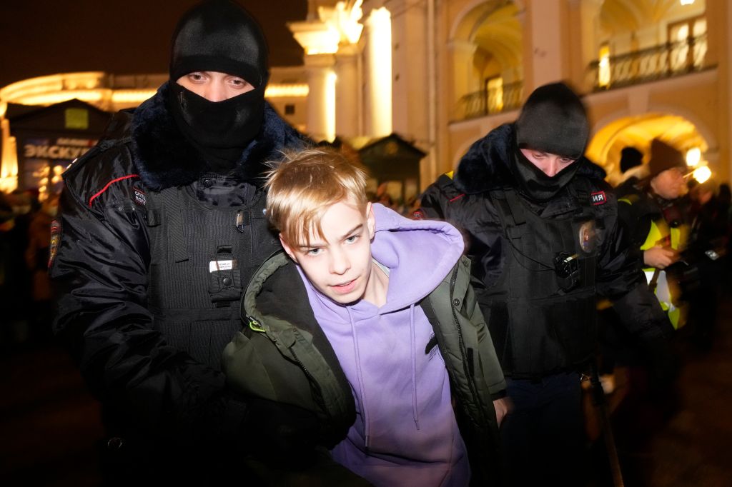 Photos: Hundreds arrested as Russians protest Ukraine attack
