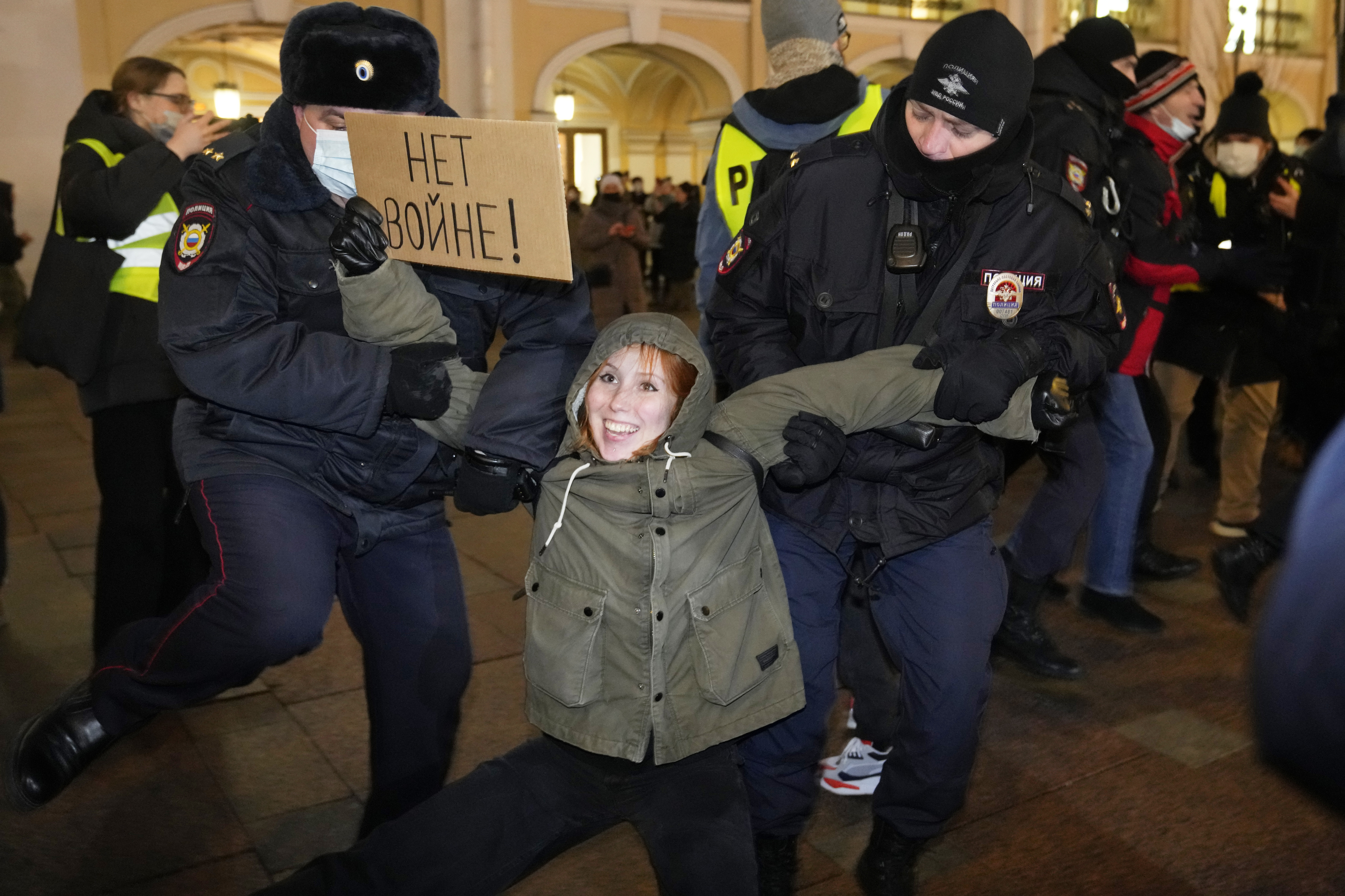 Photos: Hundreds arrested as Russians protest Ukraine attack