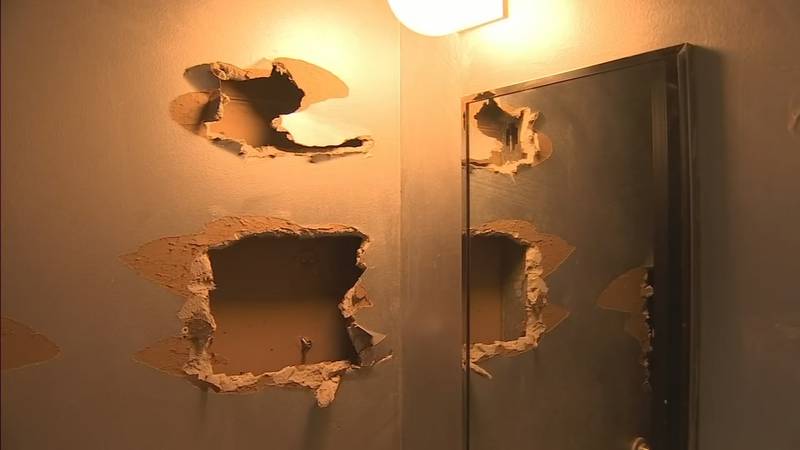 Thieves cut holes in roof, wall to steal from Florida jewelry store