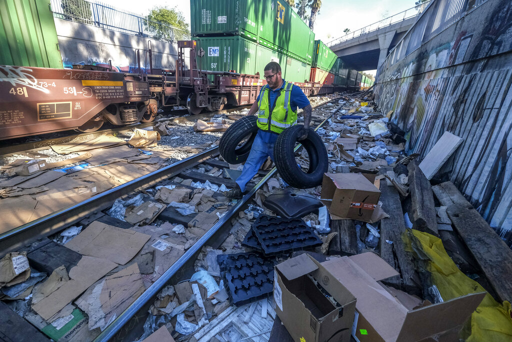 Thieves target LA freight trains
