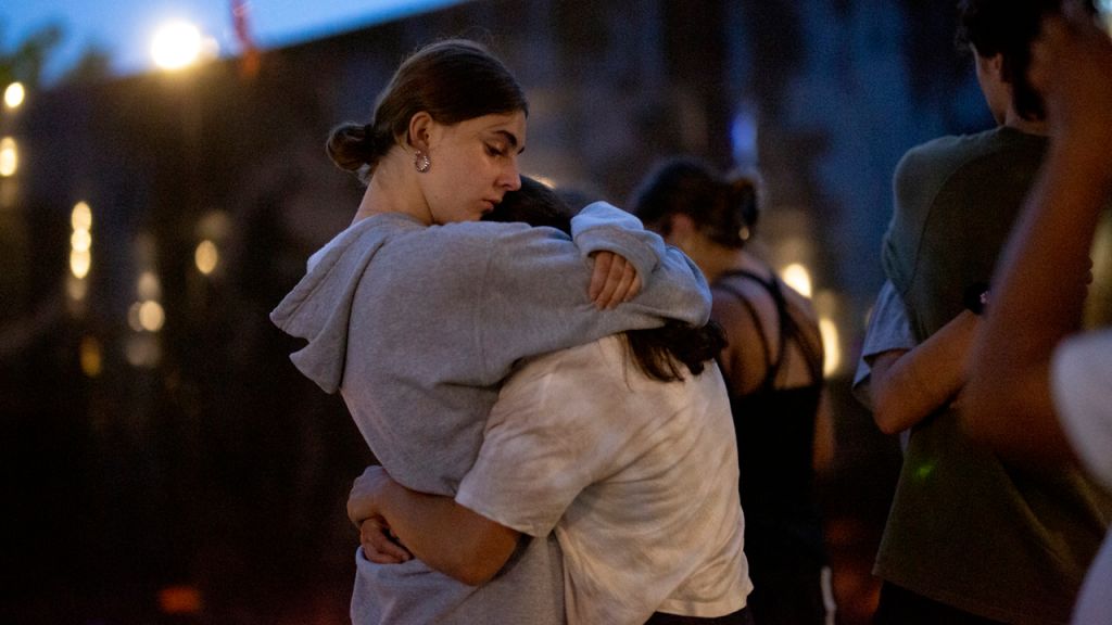 Photos: Highland Park parade shooting victims remembered at vigil