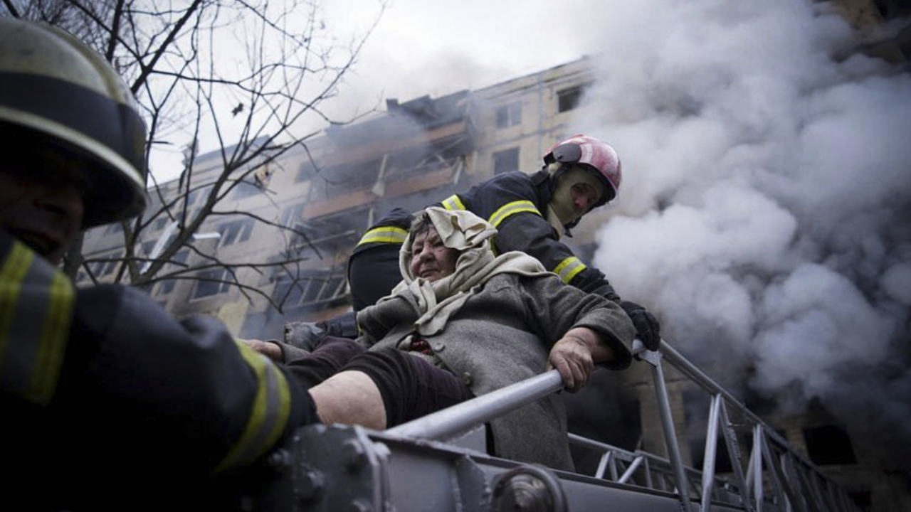 Photos: Russian attack on Kyiv apartment building kills 1, officials say