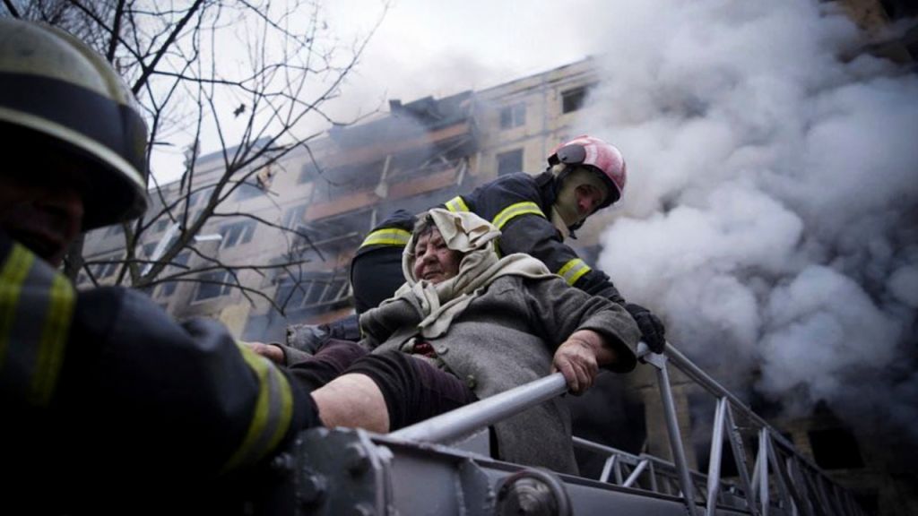 Photos: Russian attack on Kyiv apartment building kills 1, officials say