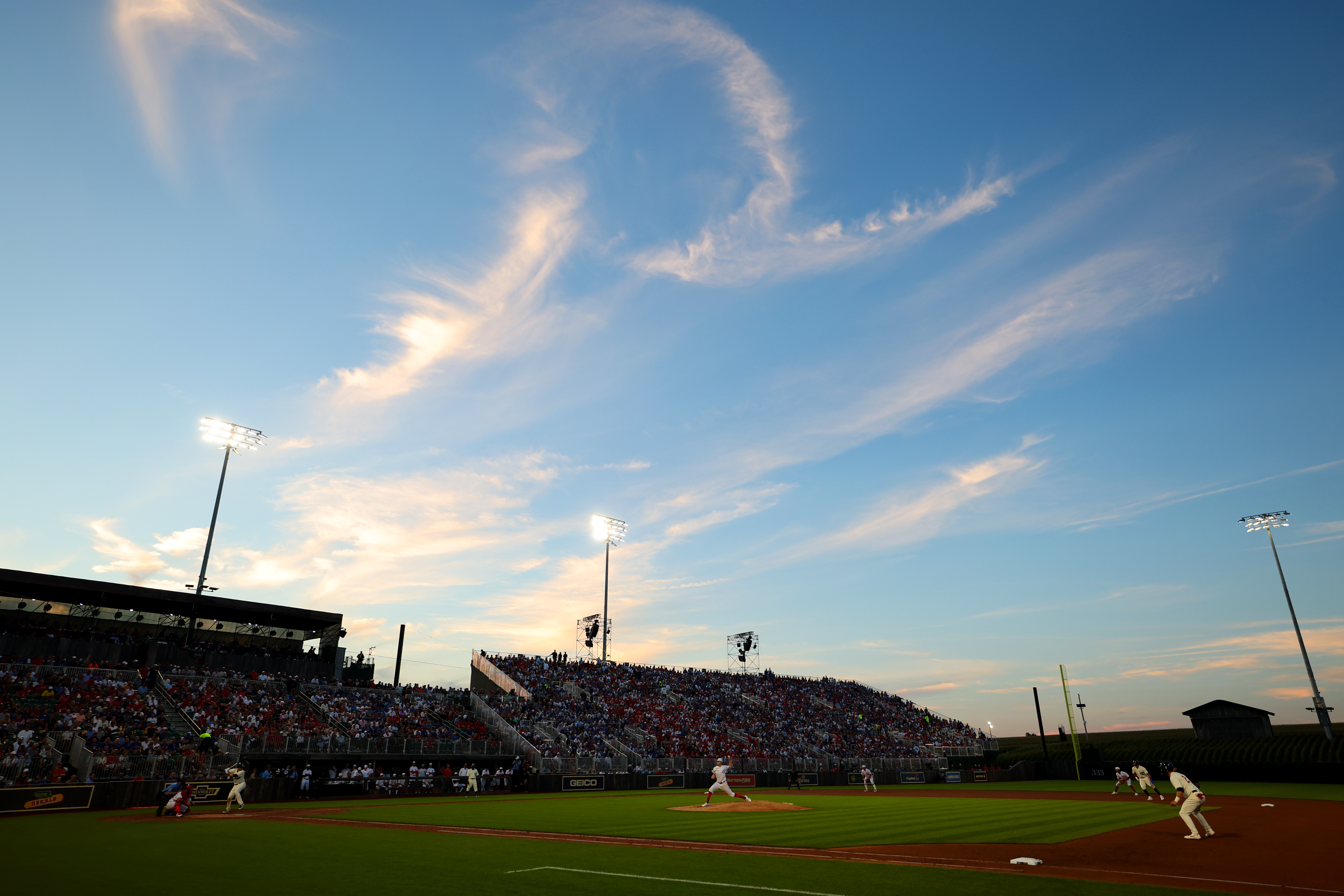 Photos: Cubs beat Reds in second 'Field of Dreams' game