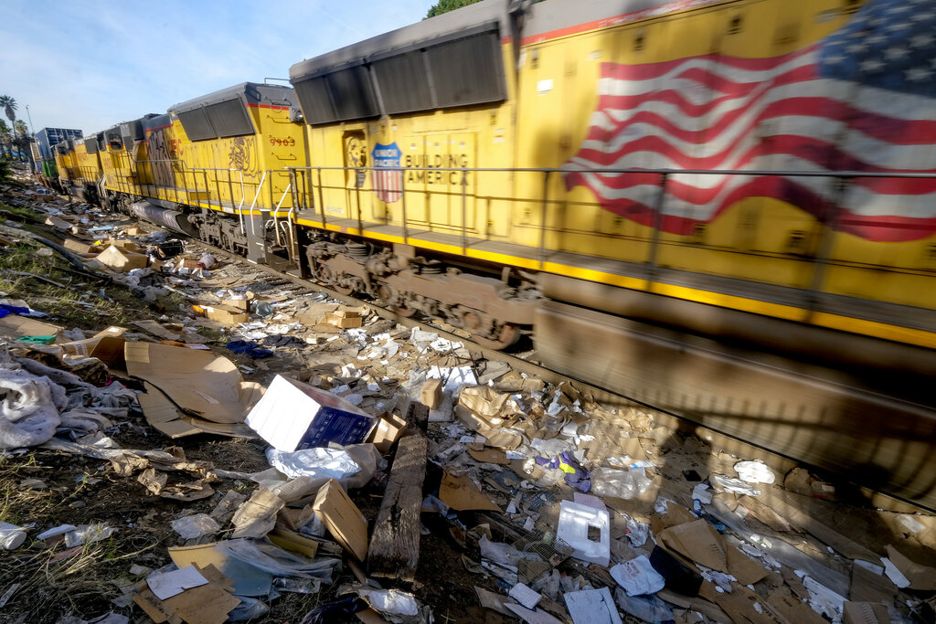 Thieves target LA freight trains