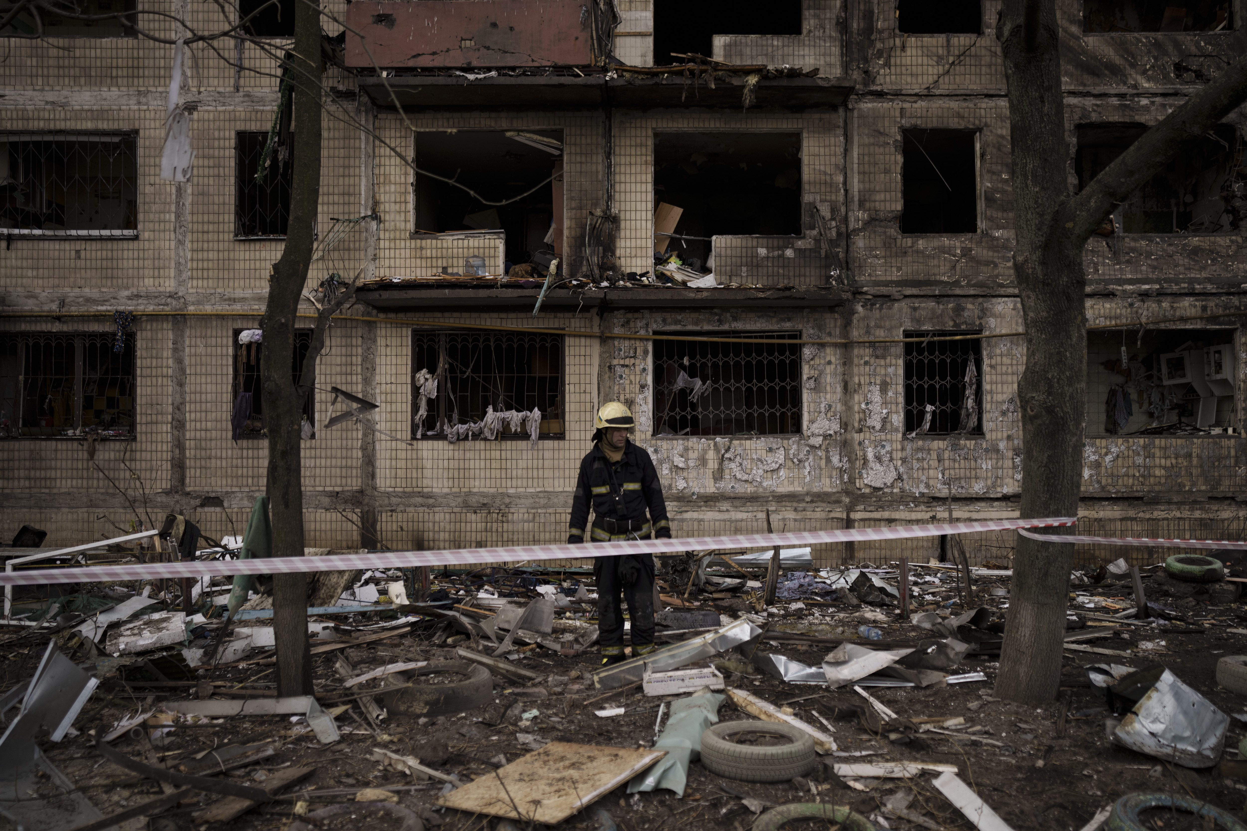 Photos: Russian attack on Kyiv apartment building kills 1, officials say