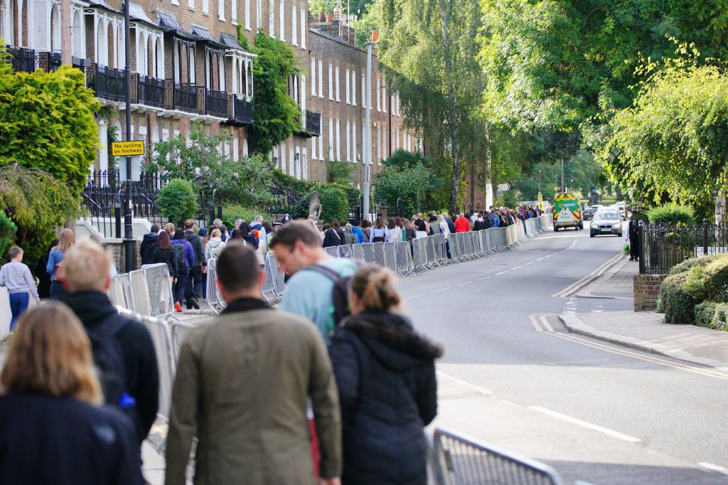 Mourners flock to pay respects to Queen Elizabeth II