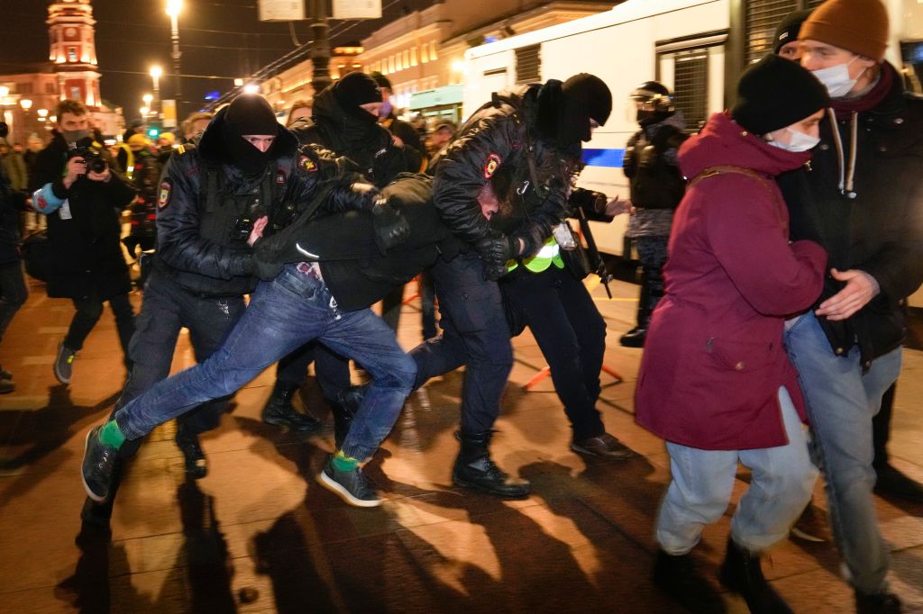 Photos: Hundreds arrested as Russians protest Ukraine attack