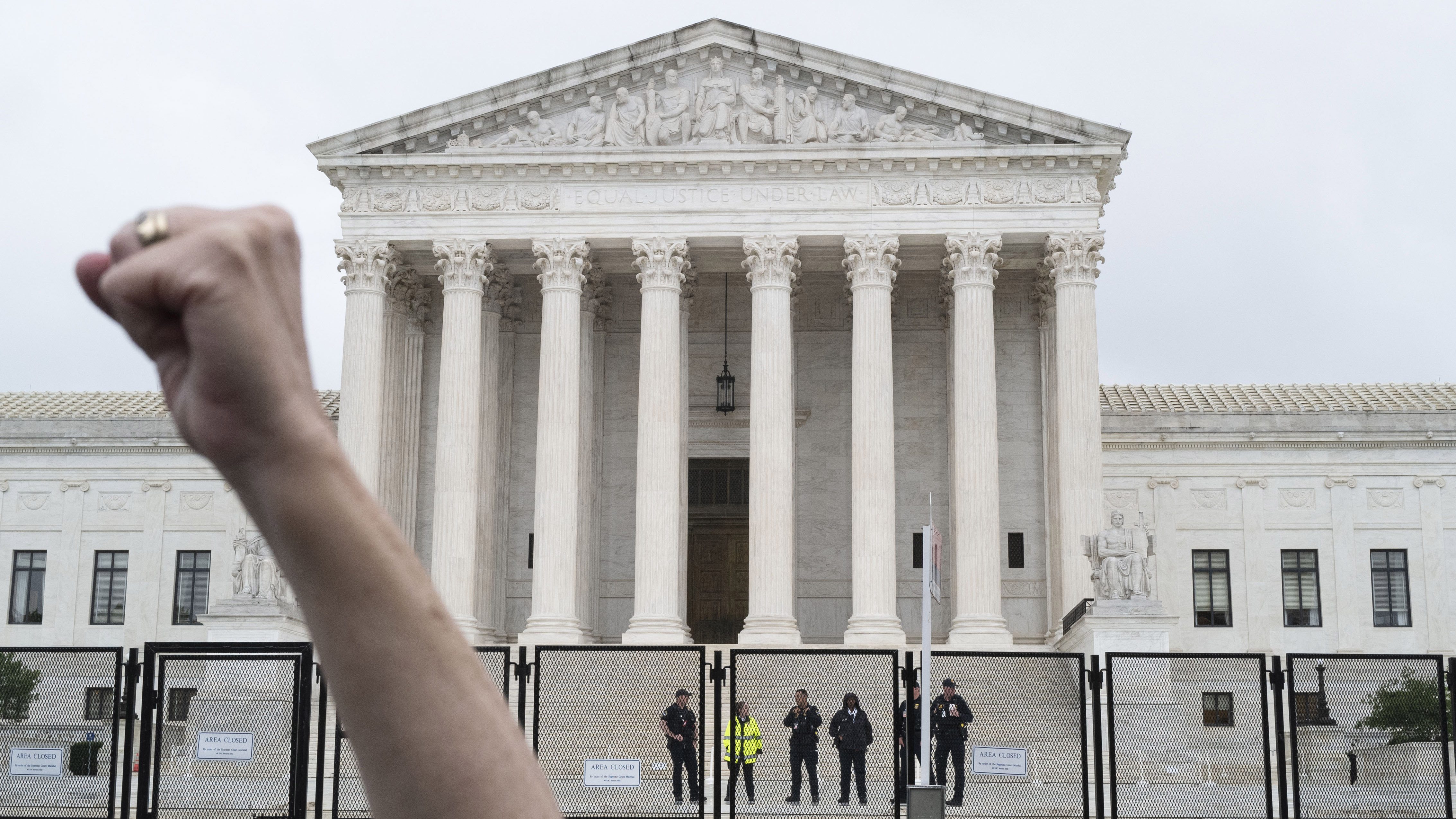 Supreme Court overturns Roe v. Wade