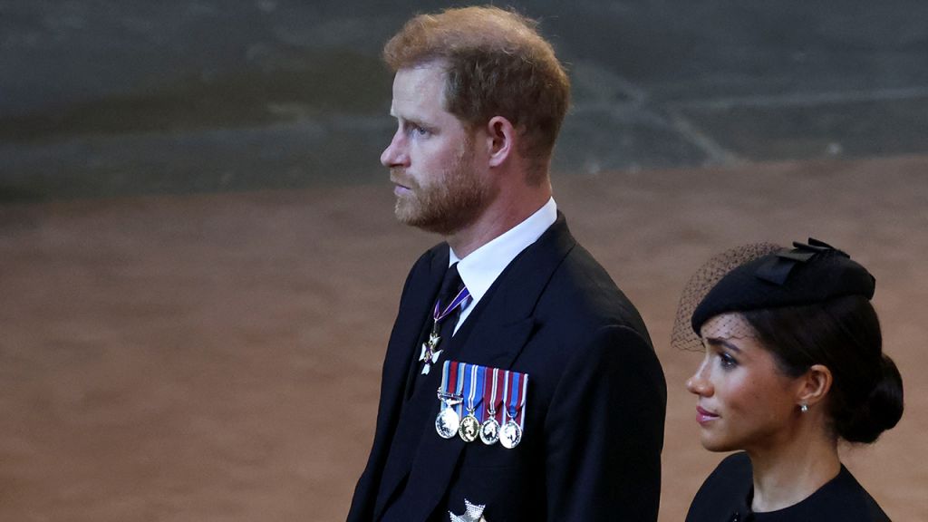 Photos: Mourners pay respects as Queen Elizabeth II lies in state