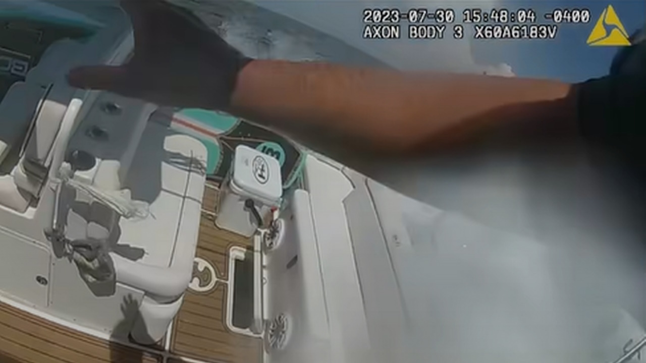 Florida deputy leaps onto unmanned runaway boat in Tampa Bay