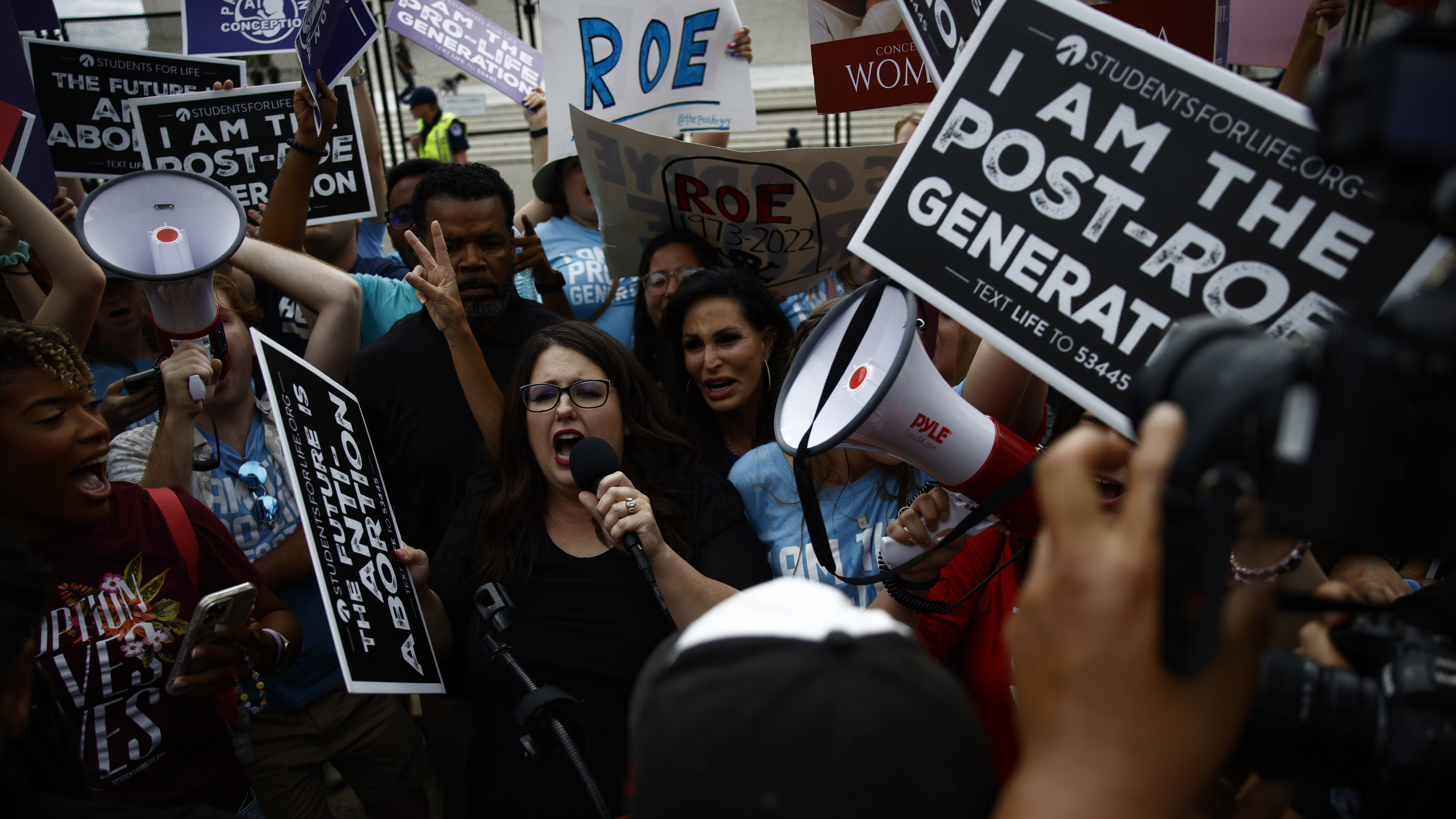 Supreme Court overturns Roe v. Wade