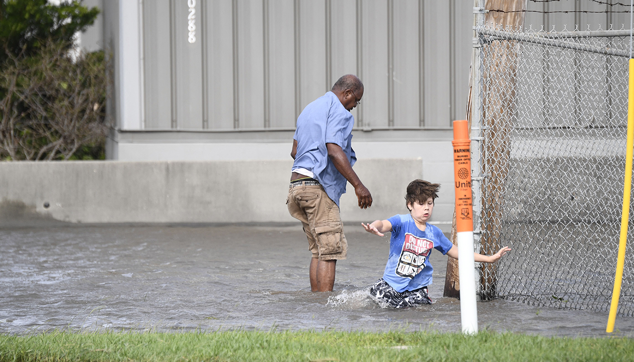 Ida damages buildings, floods roads on Gulf Coast