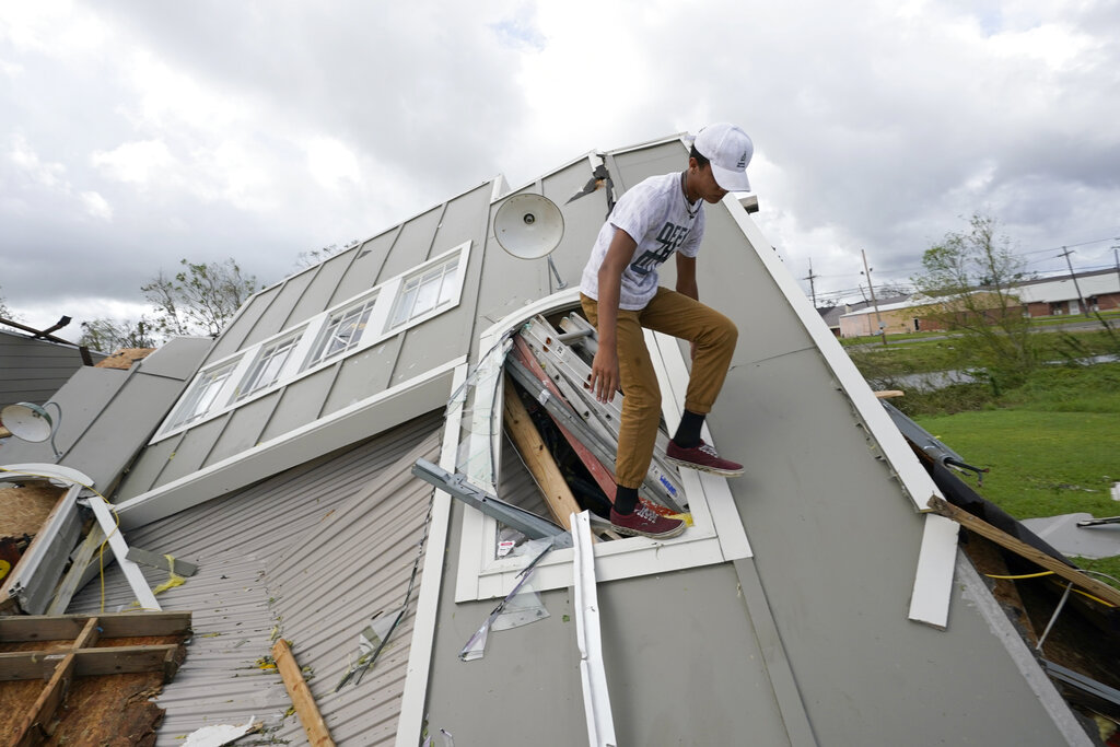 Ida damages buildings, floods roads on Gulf Coast