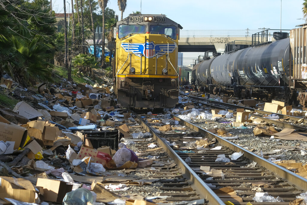 Thieves target LA freight trains