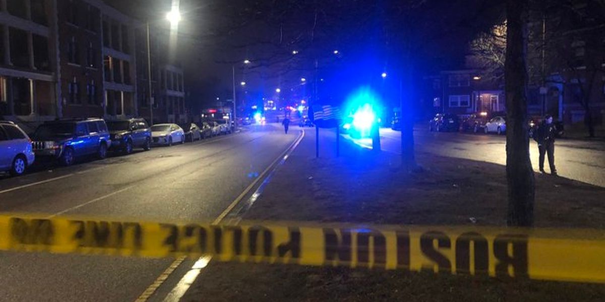3 people injured in stabbing in Boston