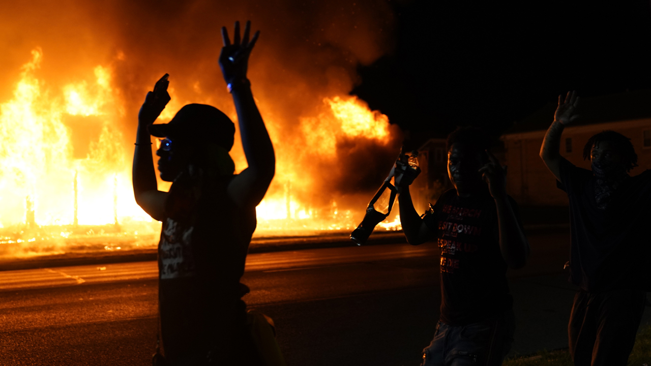 Portesters, police clash in Kenosha, Wisconsin