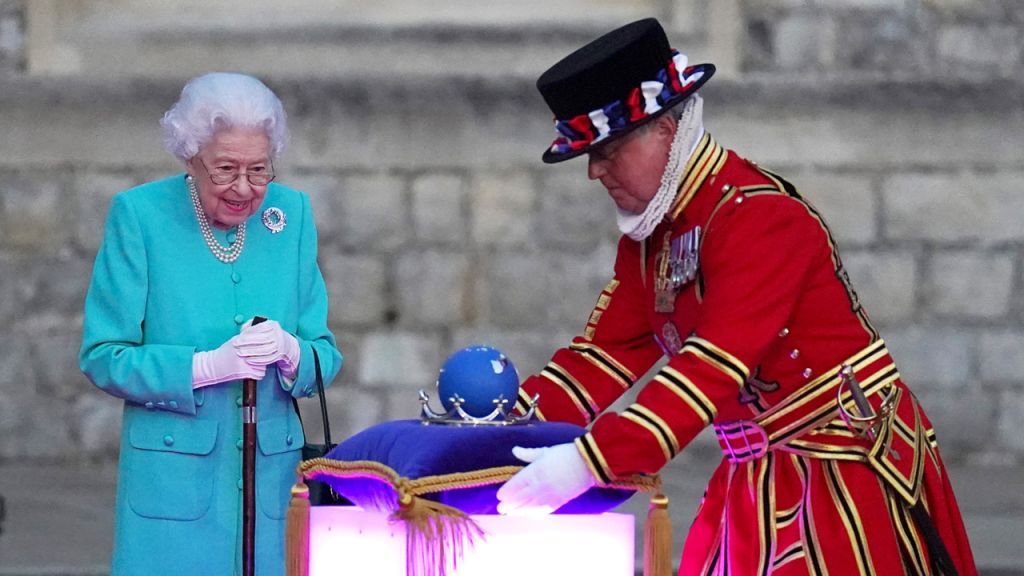 Photos: Queen Elizabeth II leads lighting of Platinum Jubilee beacons