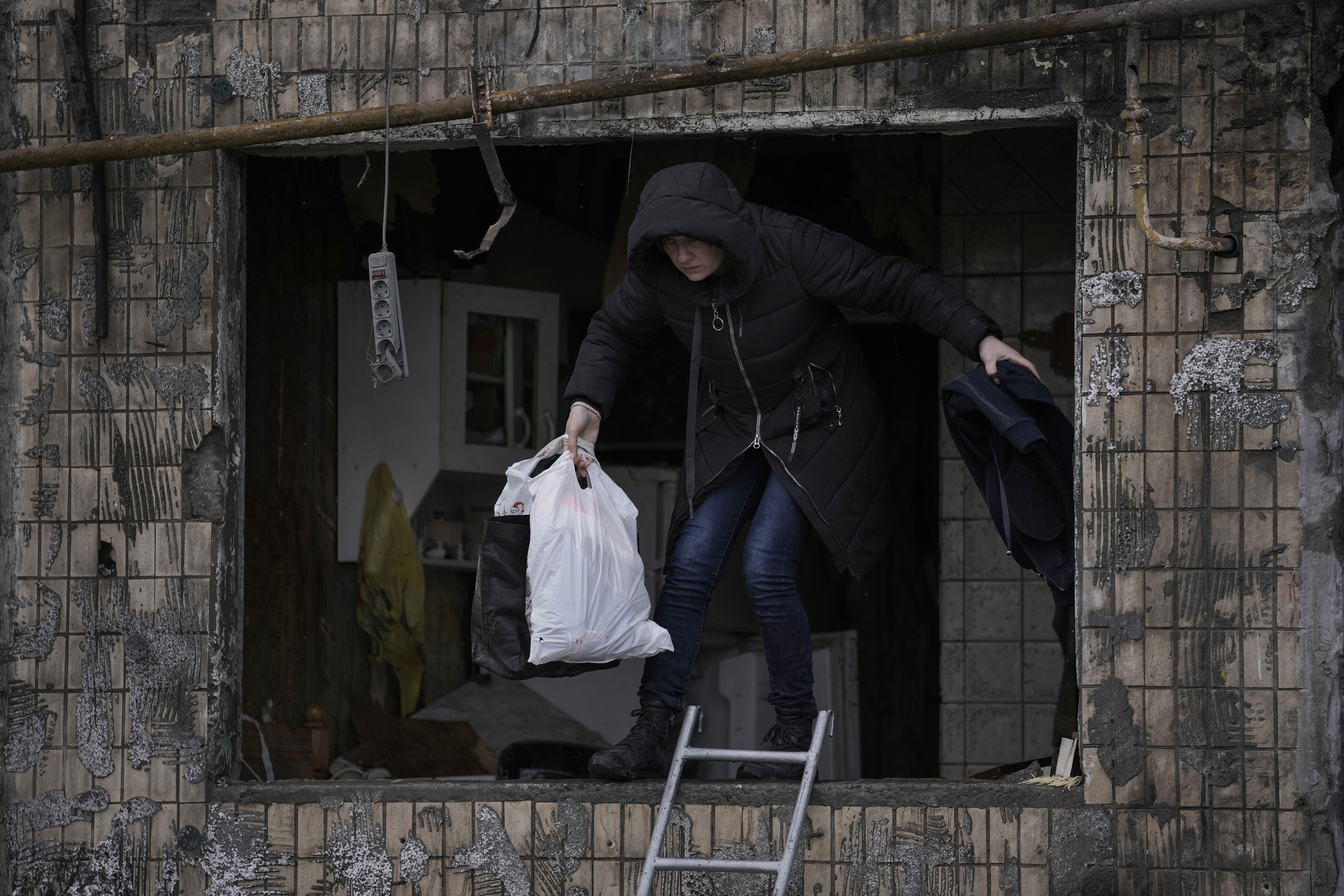 Photos: Russian attack on Kyiv apartment building kills 1, officials say