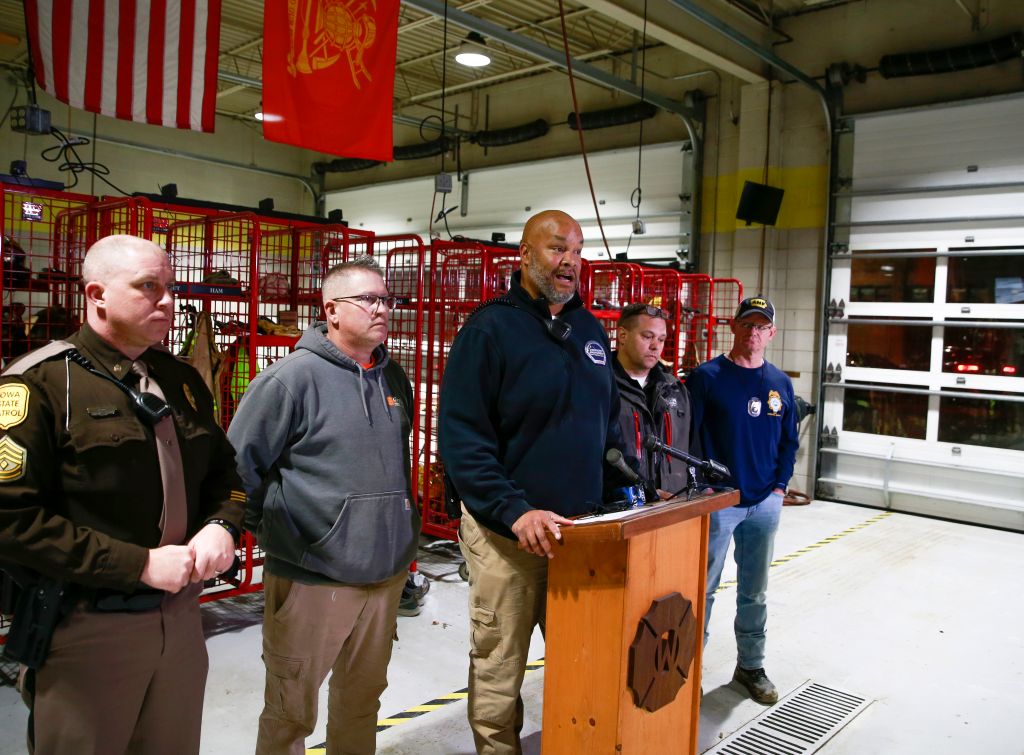 7 killed, including 2 young children, in tornado near Des Moines, Iowa