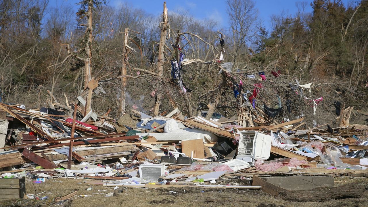 7 killed, including 2 young children, in tornado near Des Moines, Iowa