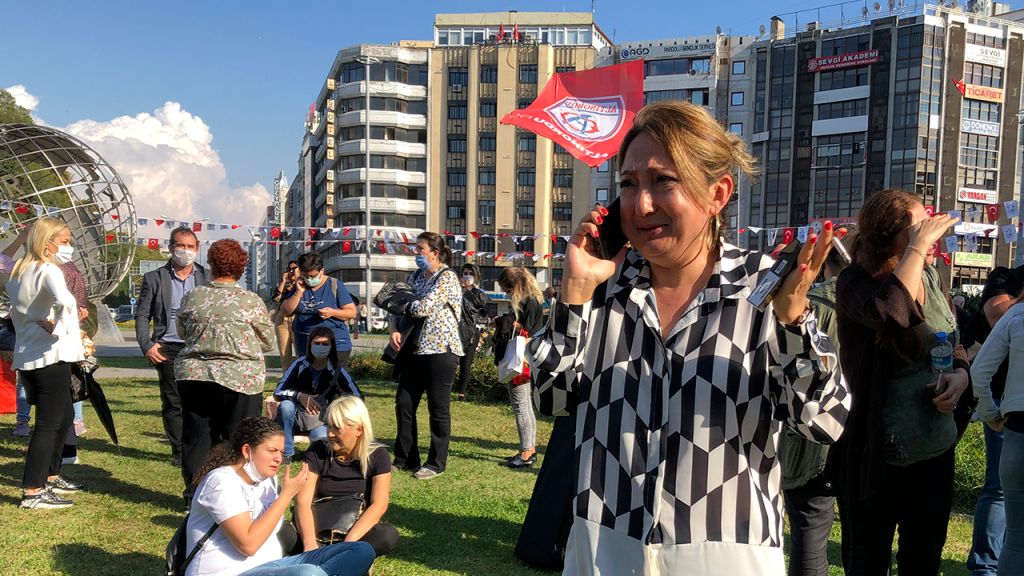 Deadly earthquake shakes Greece, Turkey, destroying buildings