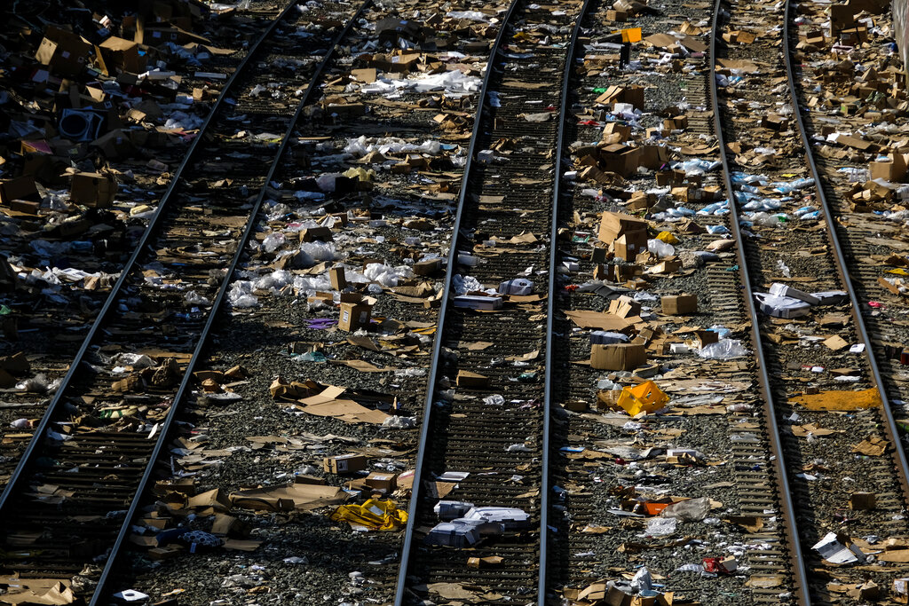 Thieves target LA freight trains