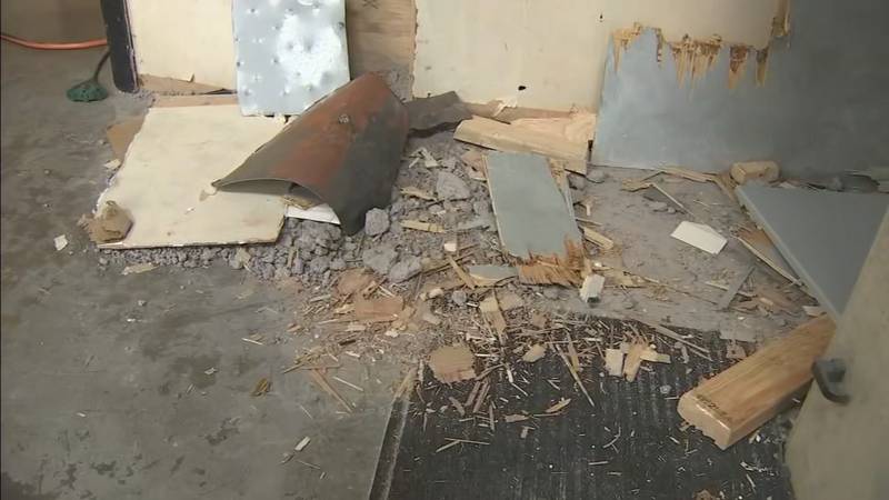 Thieves cut holes in roof, wall to steal from Florida jewelry store