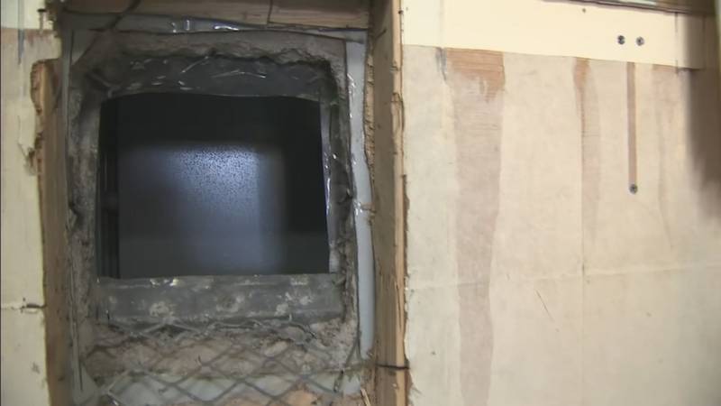 Thieves cut holes in roof, wall to steal from Florida jewelry store