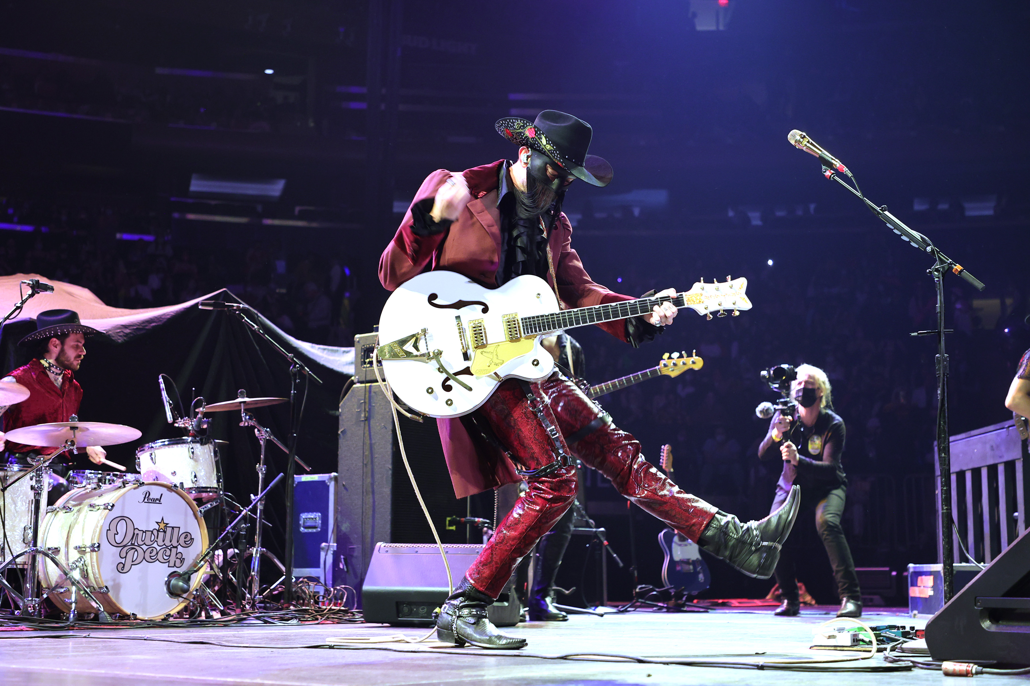 Photos: Harry Styles dresses as Dorothy from 'The Wizard of Oz' at Halloween show