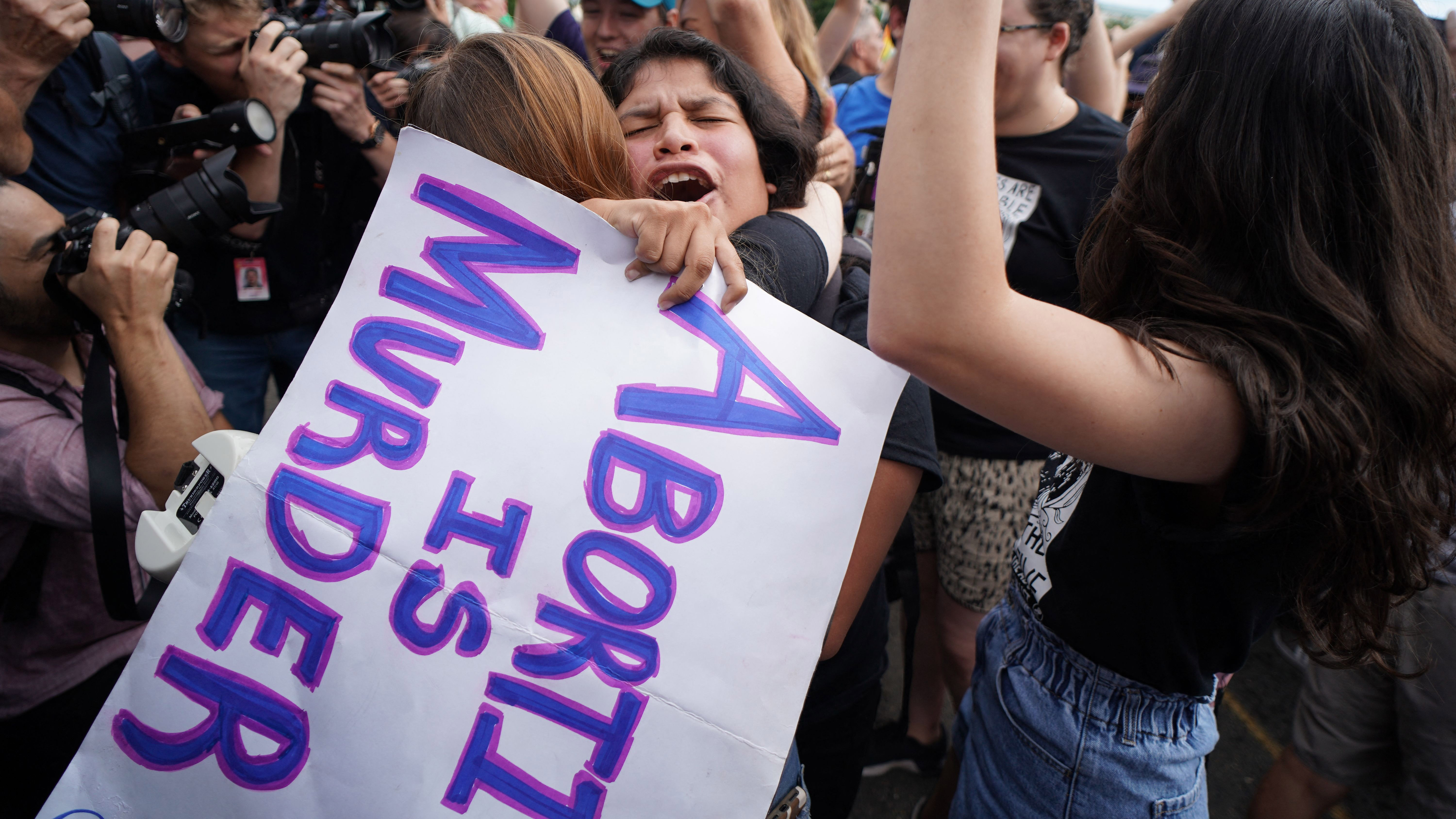 Supreme Court overturns Roe v. Wade