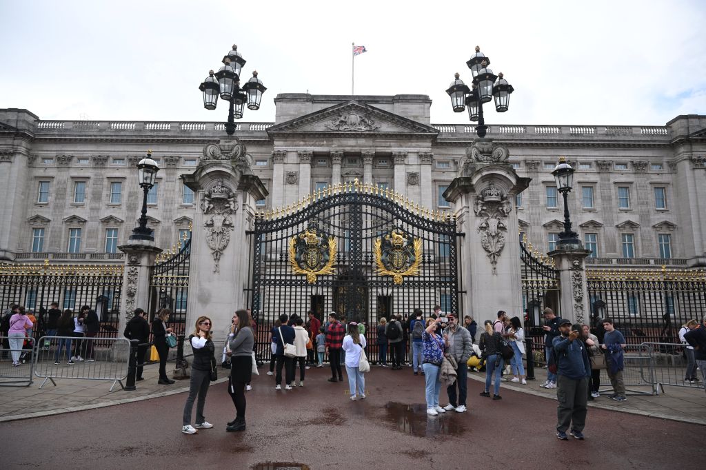 Public gathers at Buckingham Palace