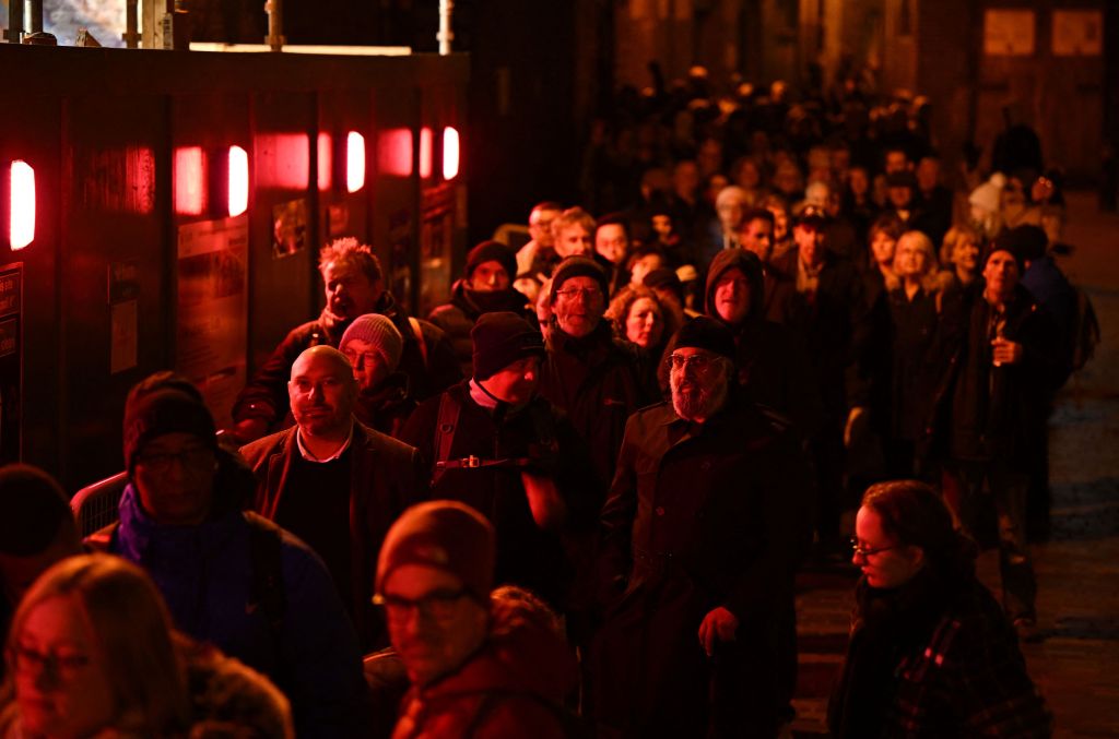 Mourners flock to pay respects to Queen Elizabeth II