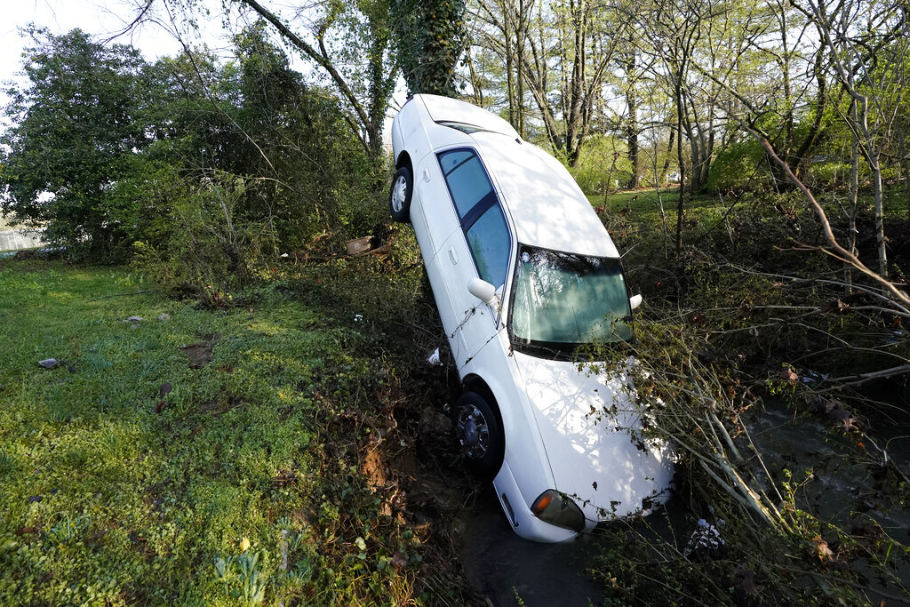 4 dead after record rains in Nashville cause flash flooding