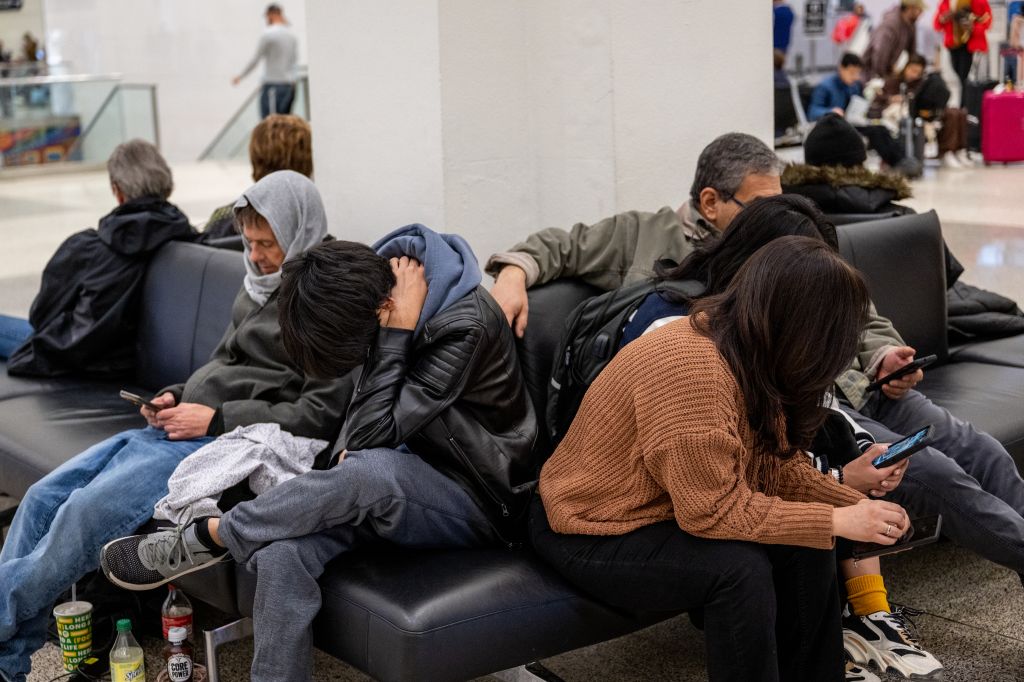 Passengers stranded, bags pile up as Southwest cancels flights