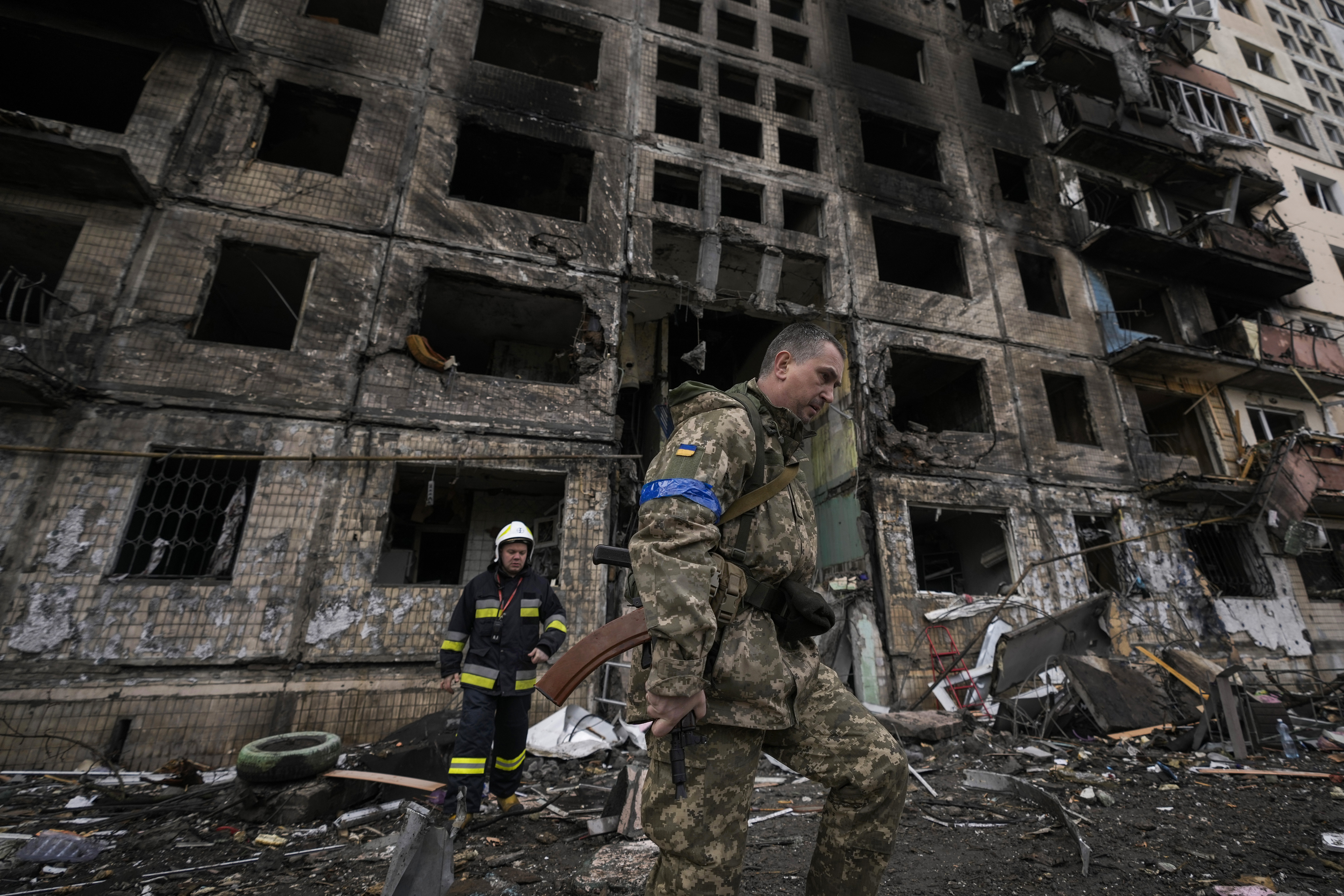 Photos: Russian attack on Kyiv apartment building kills 1, officials say