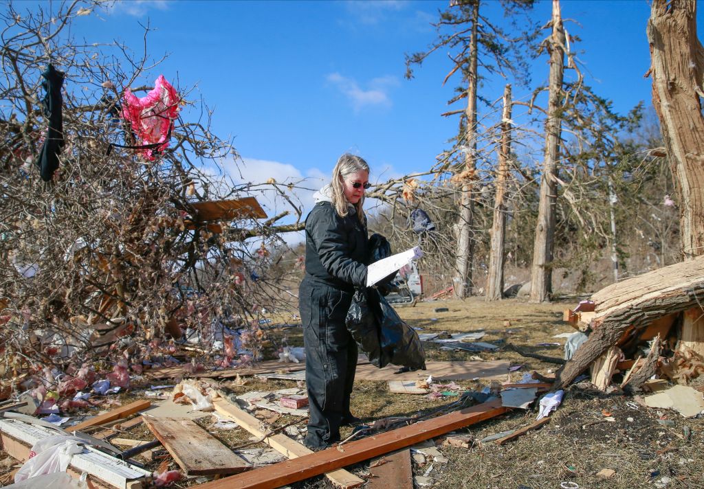 7 killed, including 2 young children, in tornado near Des Moines, Iowa