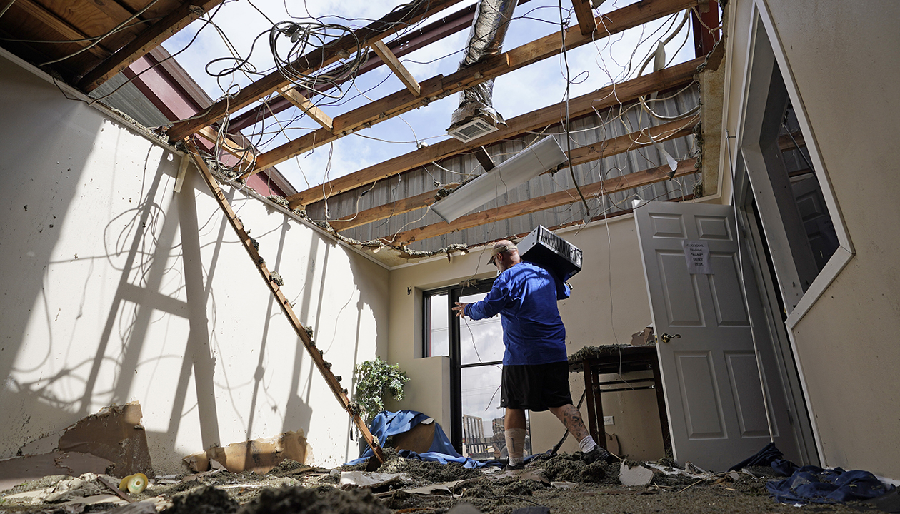 Ida damages buildings, floods roads on Gulf Coast