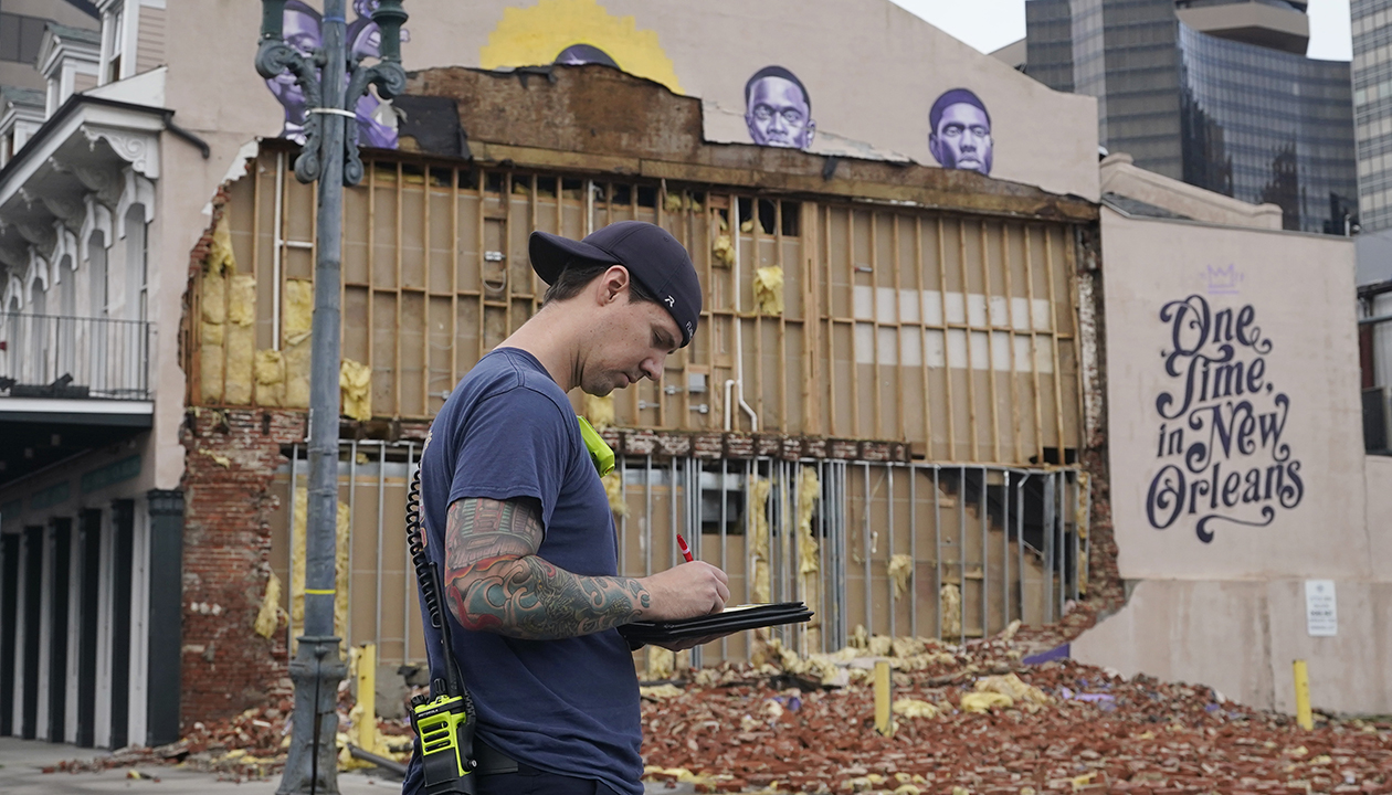 Ida damages buildings, floods roads on Gulf Coast