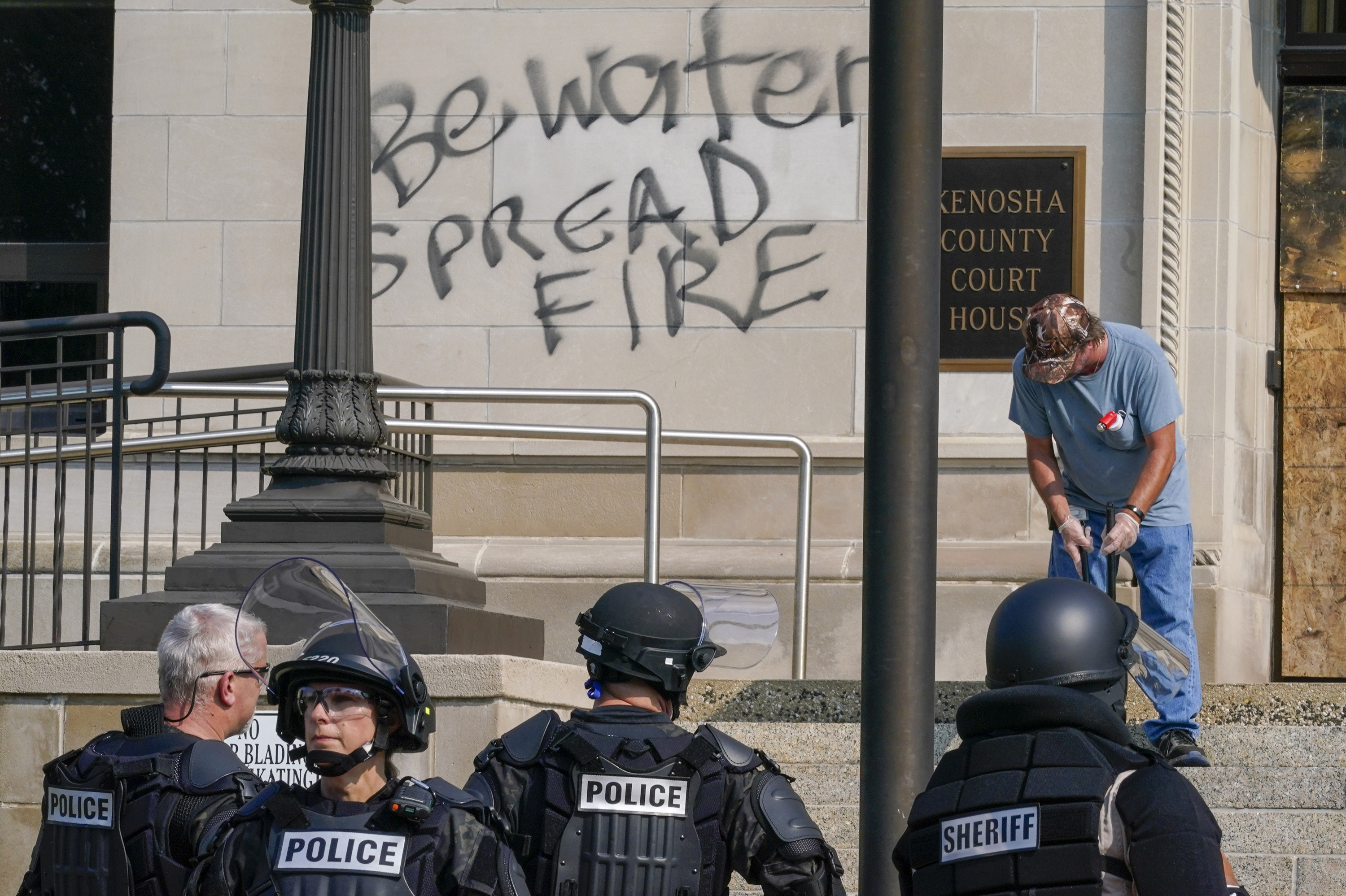 Portesters, police clash in Kenosha, Wisconsin