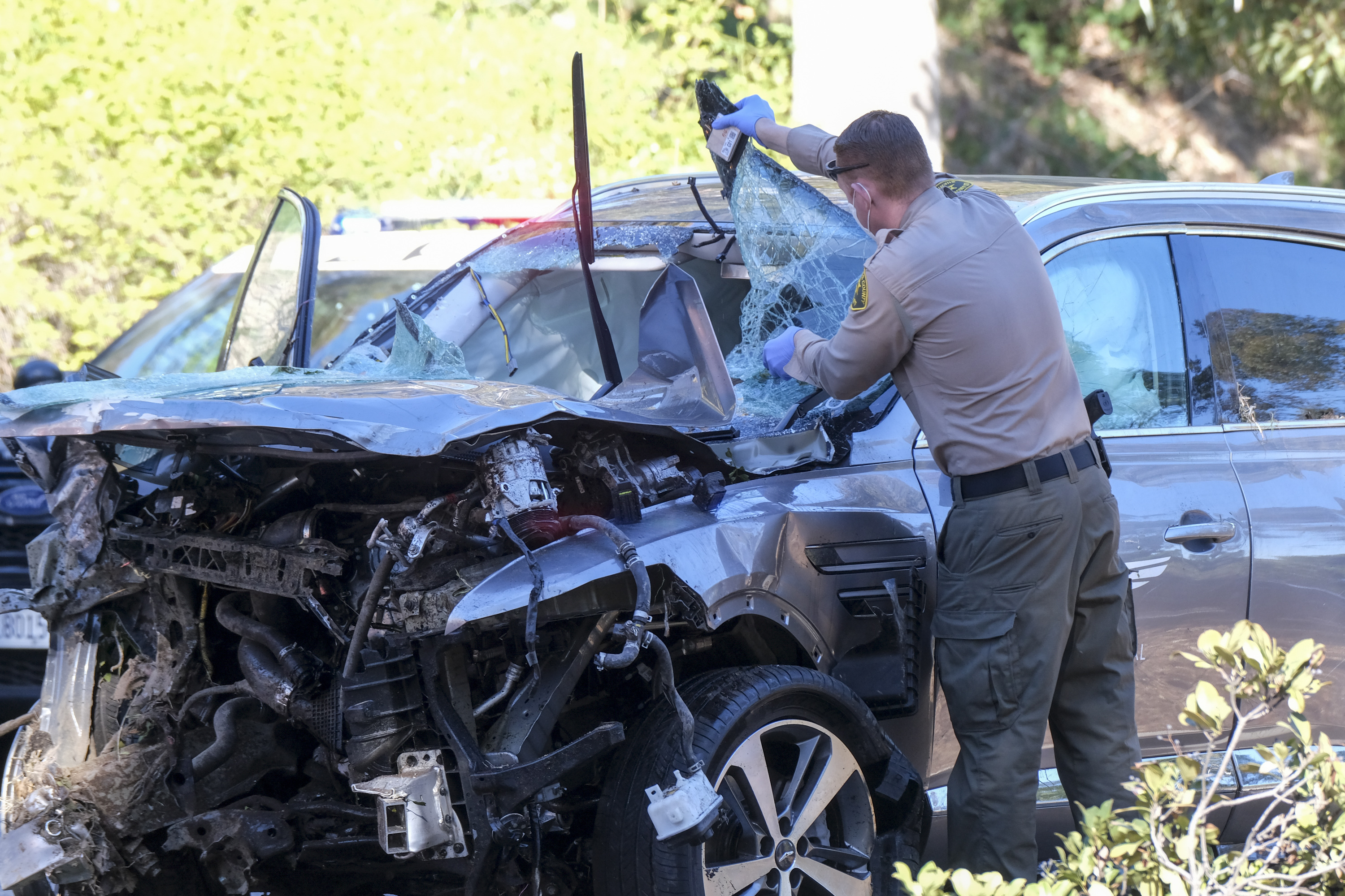Photos: Tiger Woods seriously injured in single-vehicle crash