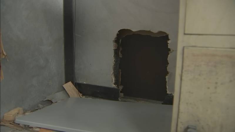 Thieves cut holes in roof, wall to steal from Florida jewelry store
